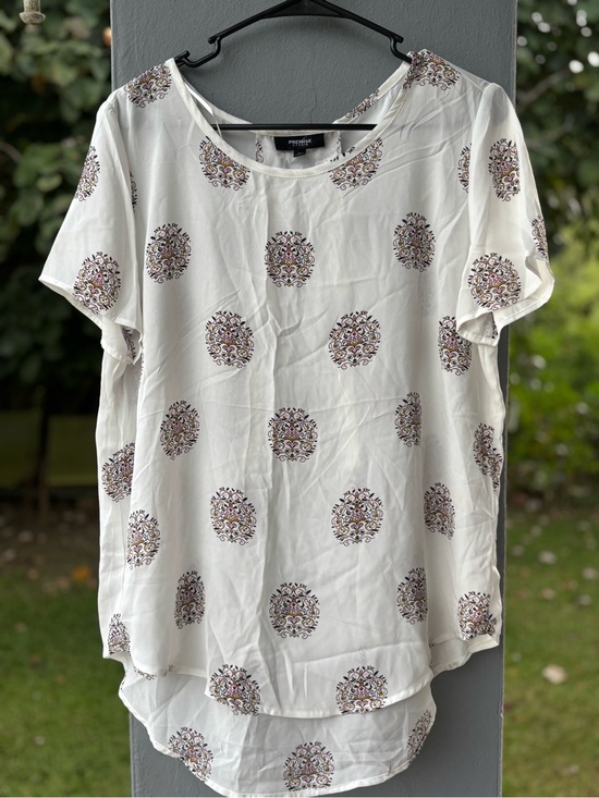 Premise studio Tops - White Short Sleeve Top with Multicolor Medallion Print
